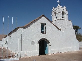 村の素朴で白い教会