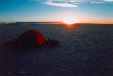 ボリビア・ウユニ塩湖で迎えた日の出