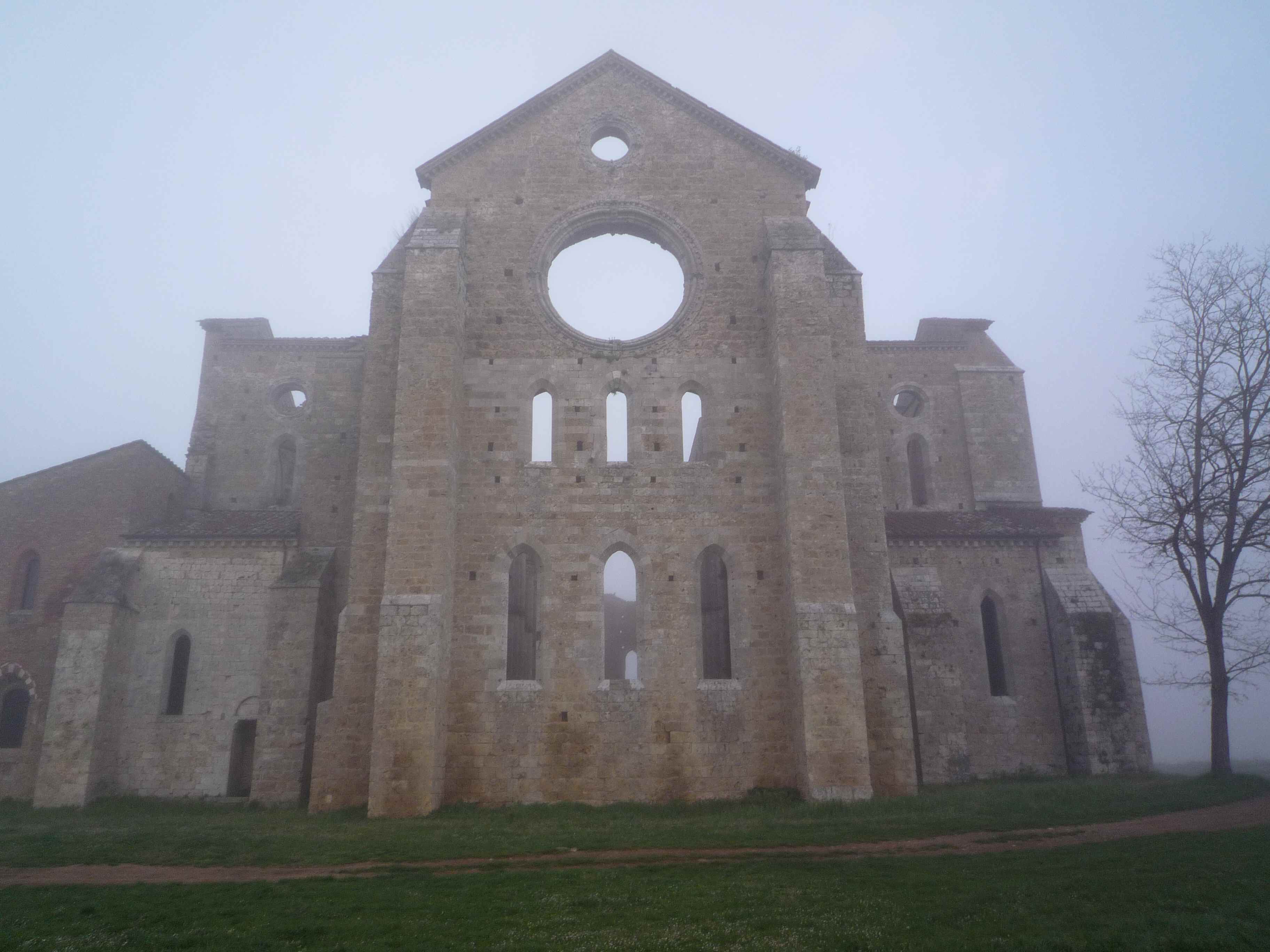 田園のサン ガルガーノ修道院 トスカーナ奇跡の旅 極める人のヨーロッパ